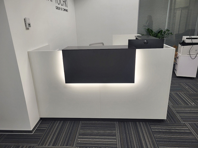 Стойка ресепшен для IT-Компании