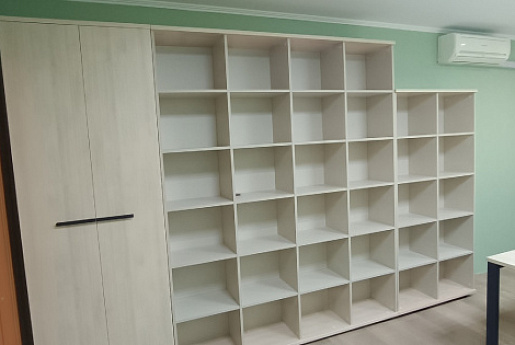 Рабочие места и стеллажи для крупной транспортной компании