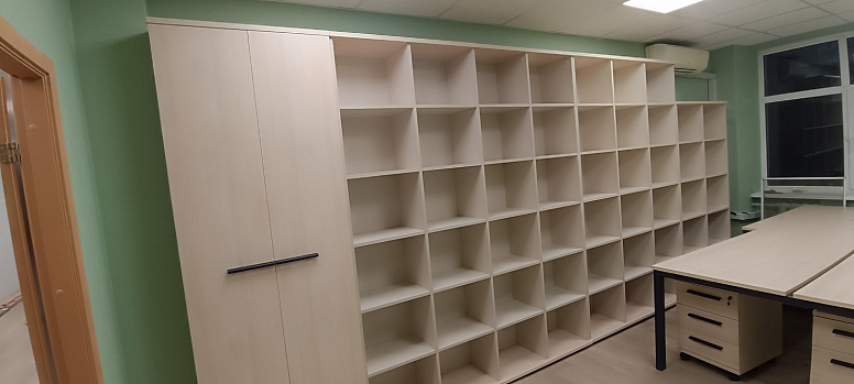 Рабочие места и стеллажи для крупной транспортной компании