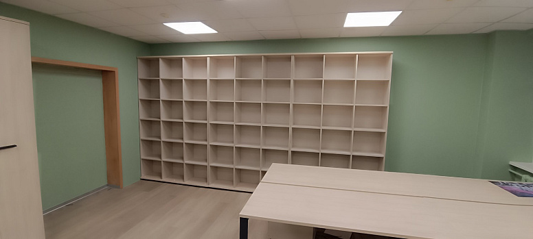 Рабочие места и стеллажи для крупной транспортной компании