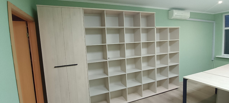 Рабочие места и стеллажи для крупной транспортной компании