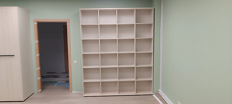 Рабочие места и стеллажи для крупной транспортной компании