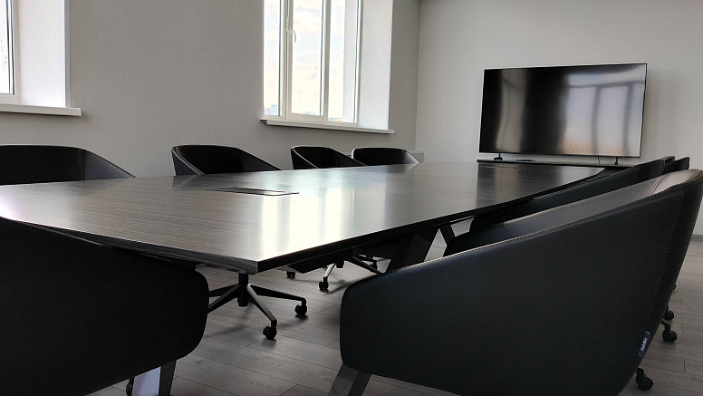 Переговорный стол для производственной компании