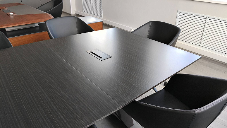Переговорный стол для производственной компании