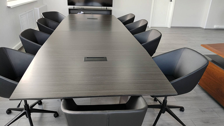 Переговорный стол для производственной компании