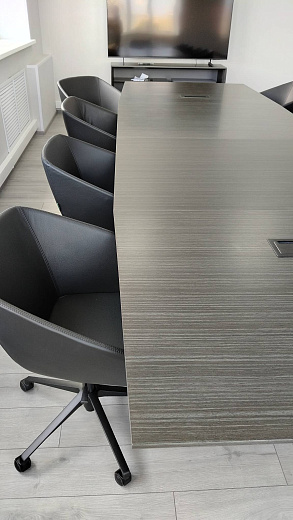 Переговорный стол для производственной компании